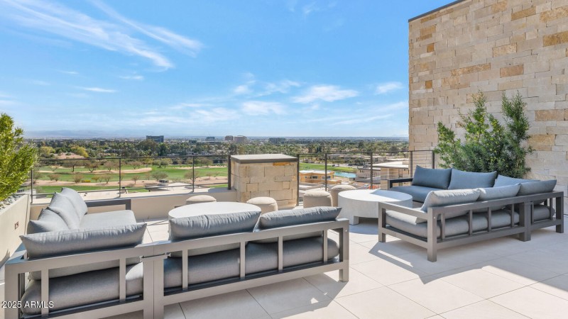 5000 N Camelback Ridge Dr-large-035-010-