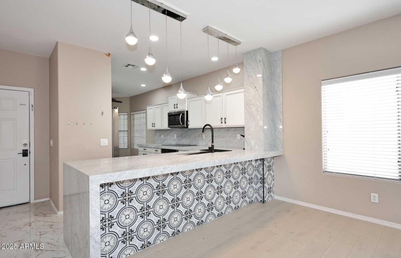 Kitchen-Breakfast Bar