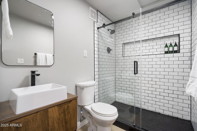 16th Ave Casita Bathoom full