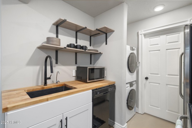 16th Ave Casita Kitchen & Laundry