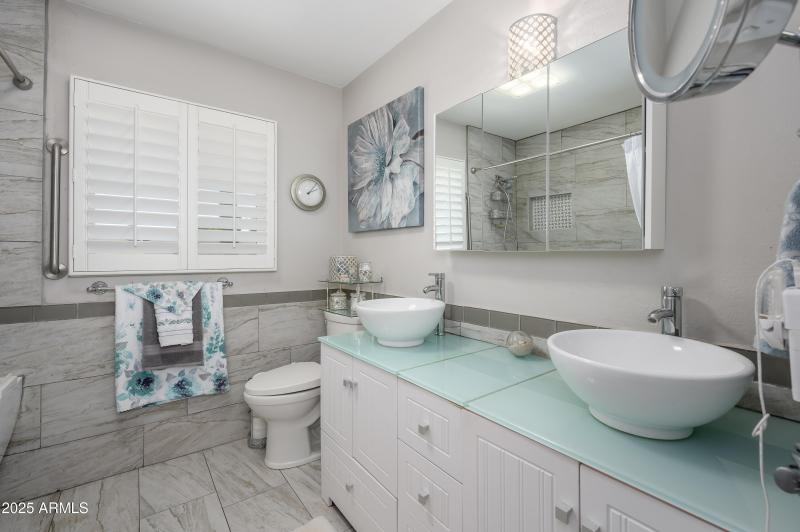 2ND FLOOR HALL BA W SOAKER TUB