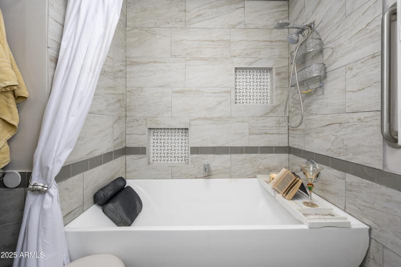 2ND FLOOR SOAKER TUB