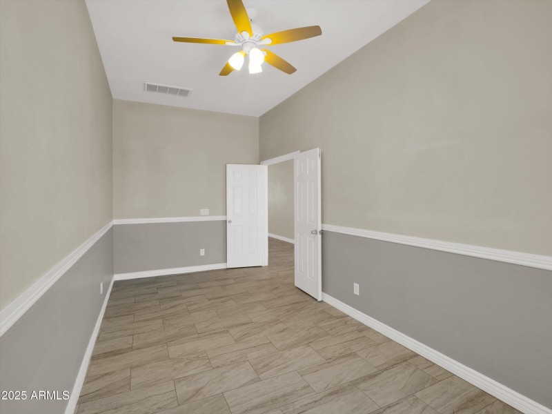 09-8854 W Augusta Avenue-9