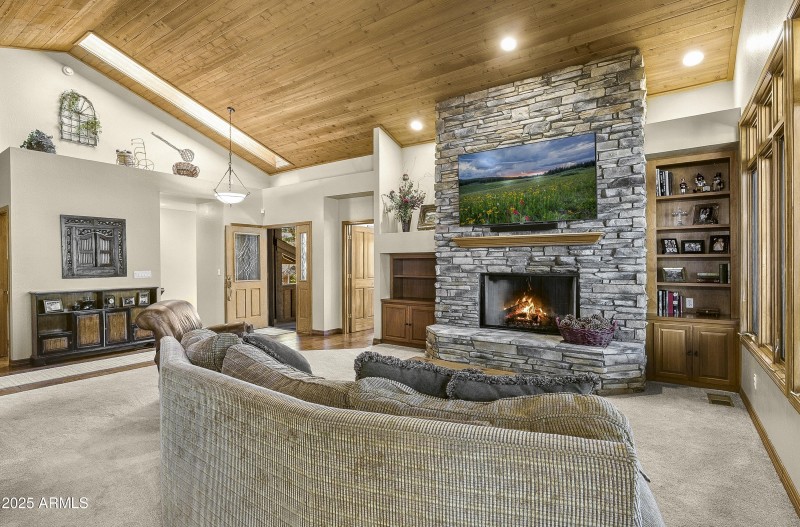 Living Room w Fireplace