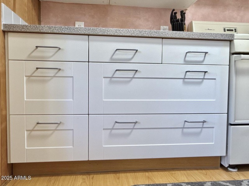 27 Kitchen sturdy drawers