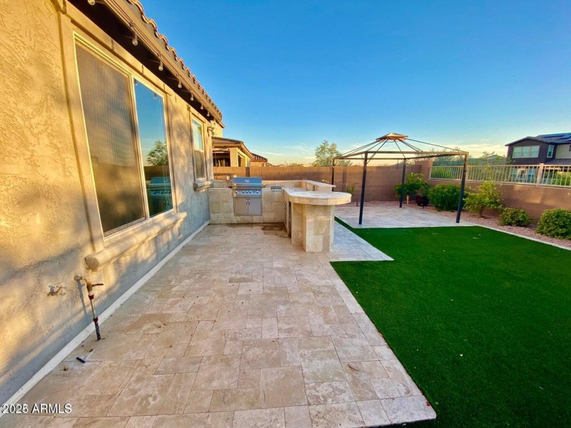 Backyard w/ outdoor kitchen