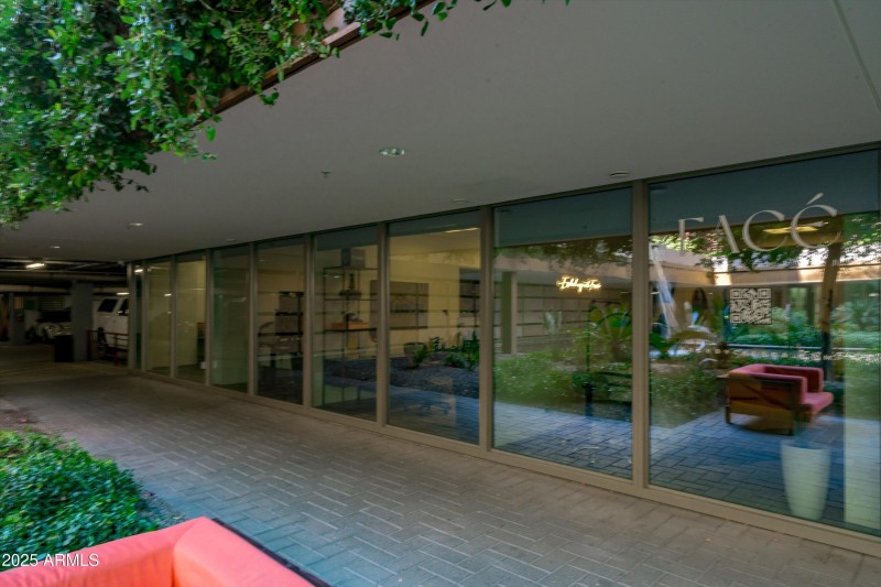 79-Restaurants and Shops