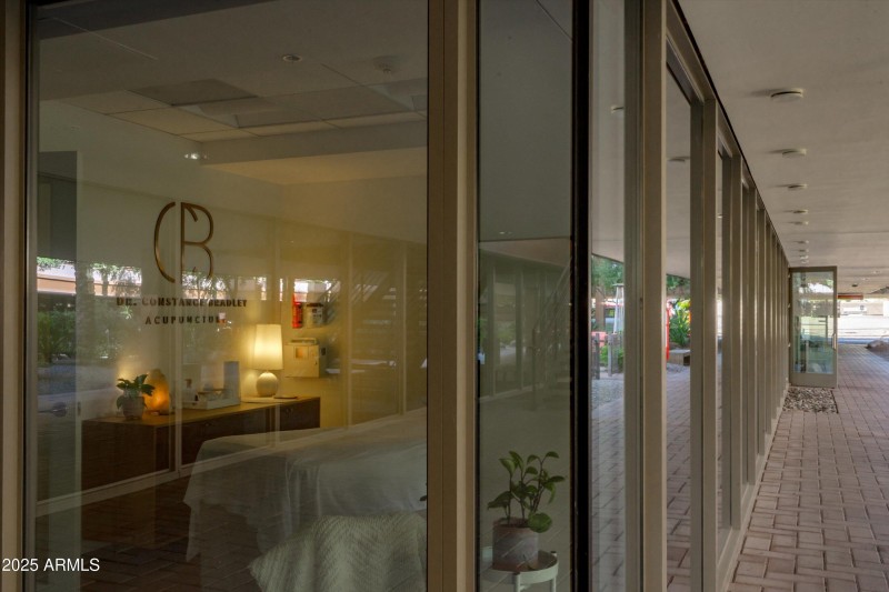 80-Restaurants and Shops