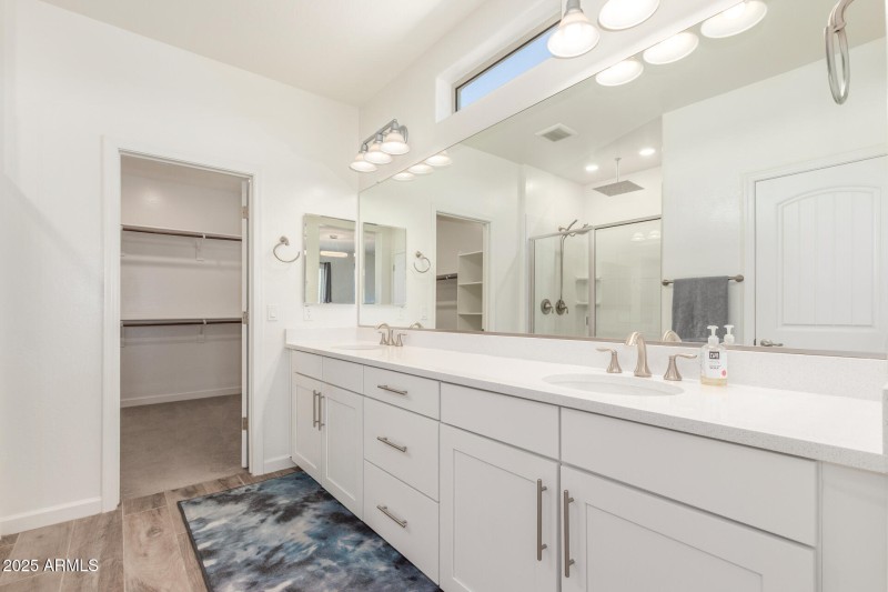 Elegant Master Bathrm