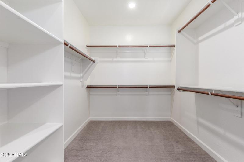 21 Lg Mstr Walk-In Close