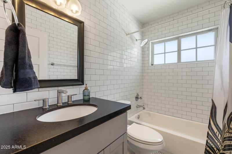 3308 N 51st St Phoenix - 323