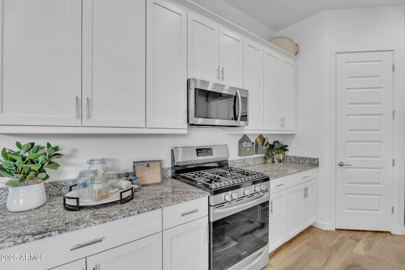 18-web-or-mls-21934 E lords Court-15