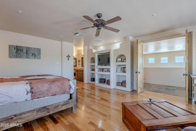 033_Huge Master Suite