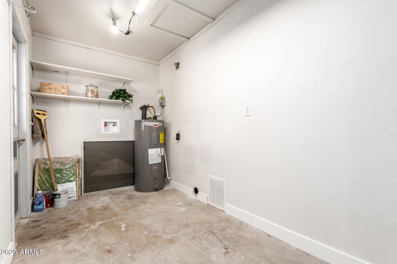 VERSATILE LAUNDRY WITH STORAGE