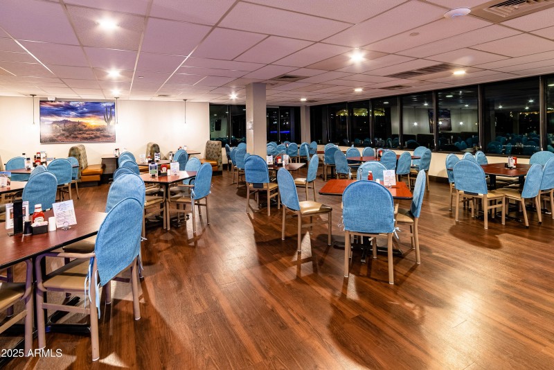 17.0 Horizon Room Dining at Night