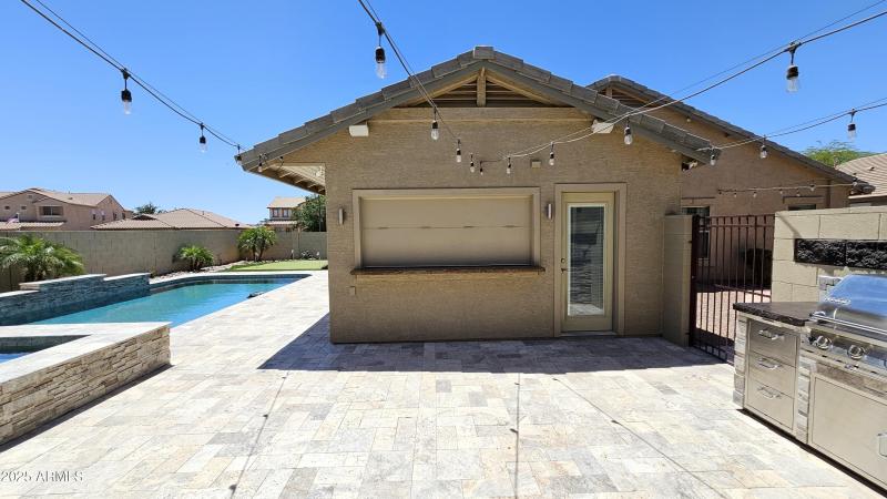 Outside bar at passthrough