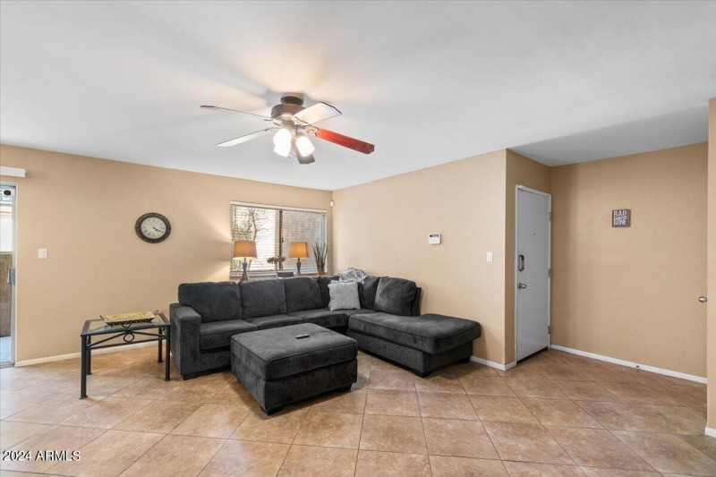 06-Living Room & Entry