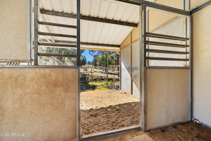 038_Barn 2 Stalls auto waterers