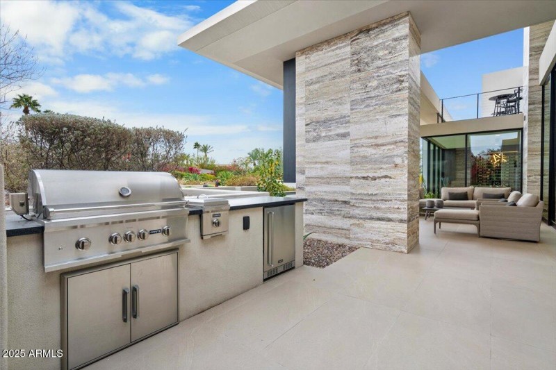 Outdoor Kitchen