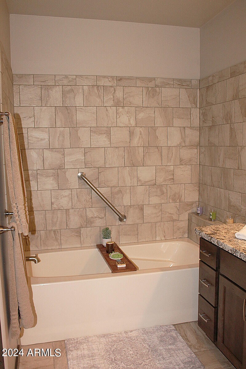 032_Master Tub