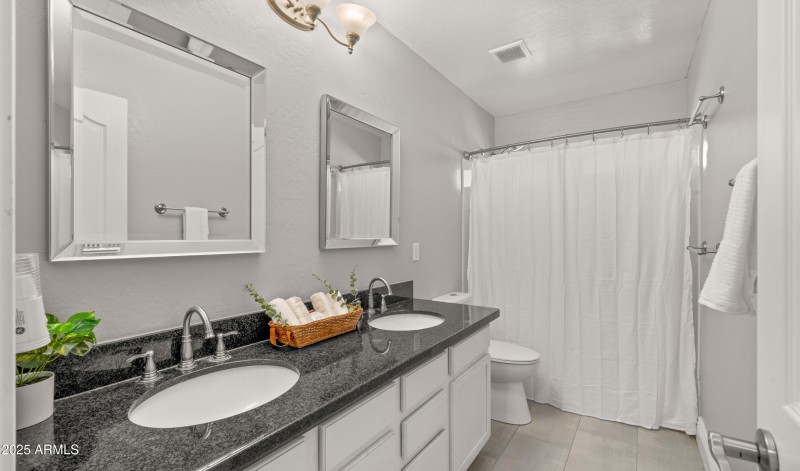 Upstairs Full Bathroom