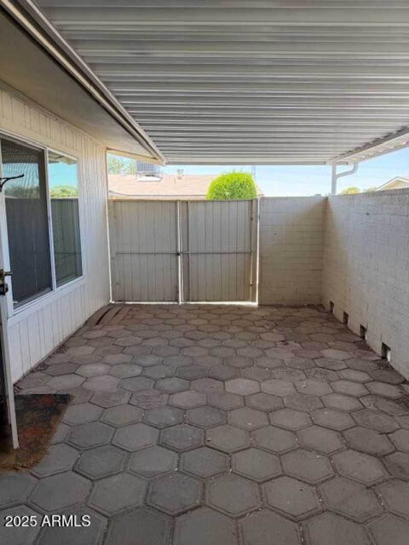 Griffin Covered patio with double gate