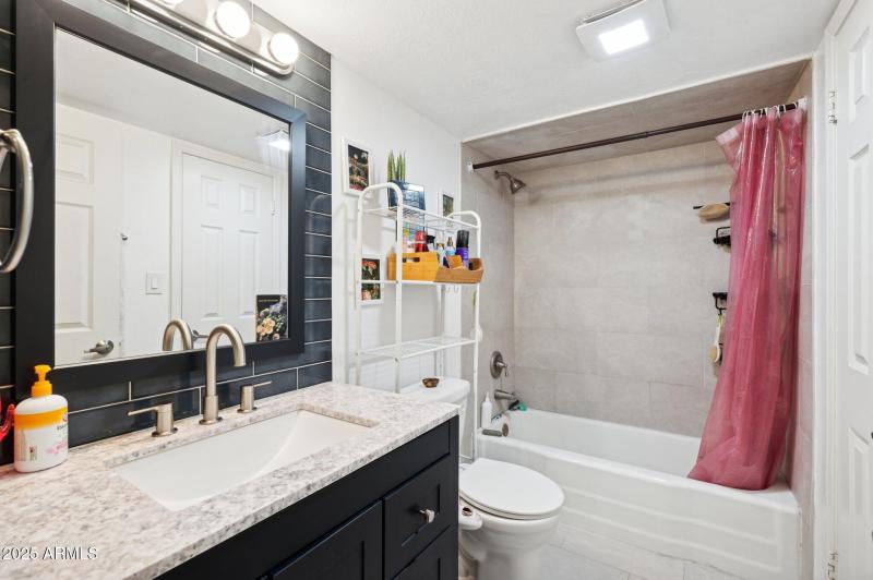 Ensuite 2nd bath with hall access,too