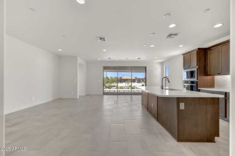 07) GREAT ROOM DETAIL