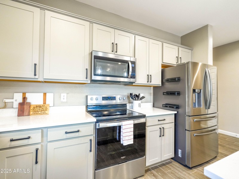 Aleutian Dr_Stainless Steel Appliances 2