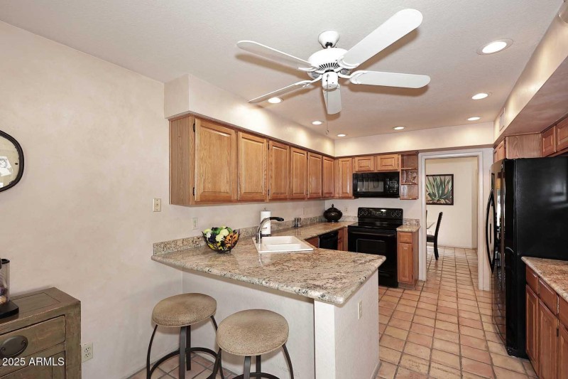 Kitchen-Breakfast Bar