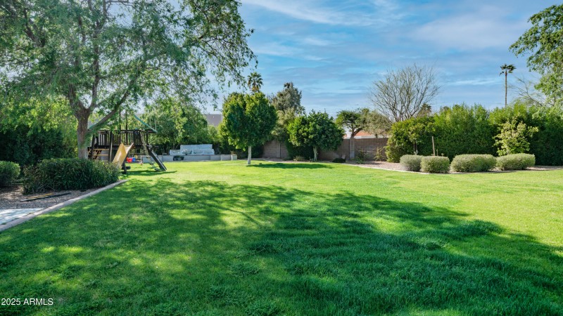 7417 E Paradise Dr Exterior Photos-16