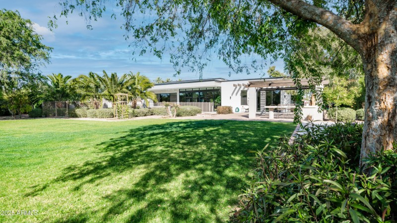 7417 E Paradise Dr Exterior Photos-18