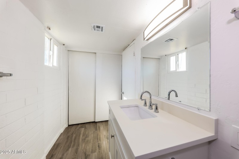 10-photo-Main-Bathroom