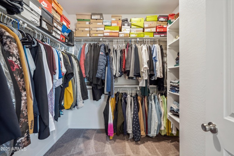 22-Walk-in Closet