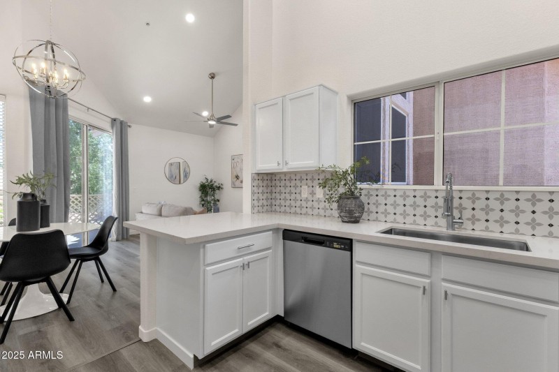 17-web-or-mls-1633-e-lakeside-dr-127