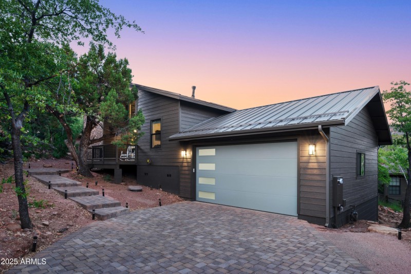 Front4_Trendy Pine LodgeHR