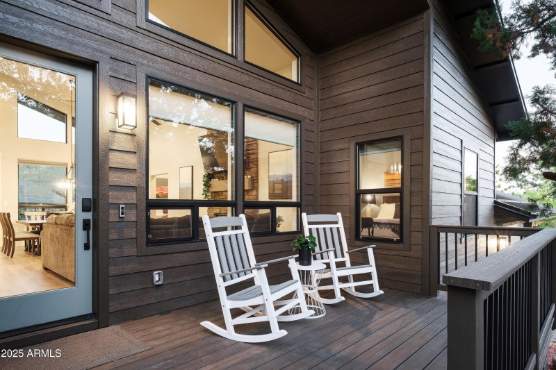 FrontPatio_Trendy Pine LodgeHR