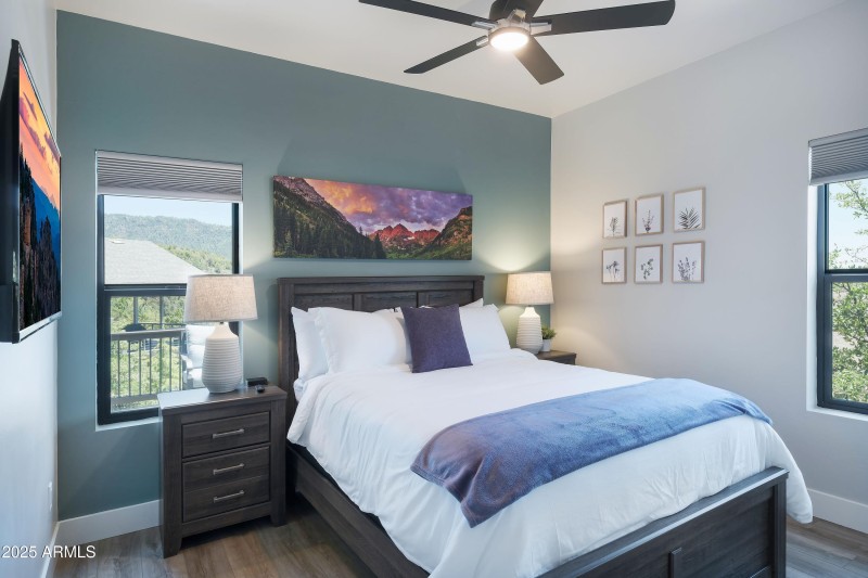 Guest Bed_Trendy Pine LodgeHR