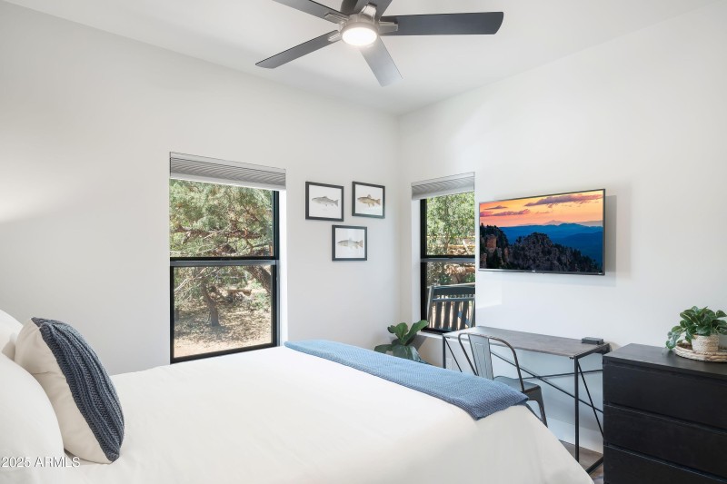 Guest Bed2b_Trendy Pine LodgeHR