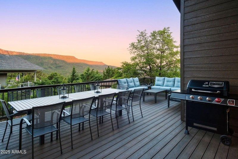 Patio_Trendy Pine LodgeHR