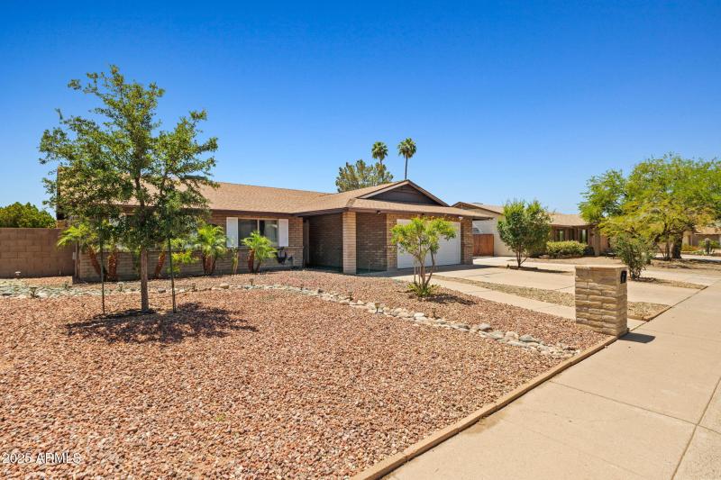 5-web-or-mls-3747 W Aire Libre Ave--44