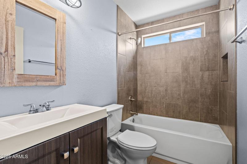 14-web-or-mls-3747 W Aire Libre Ave--10