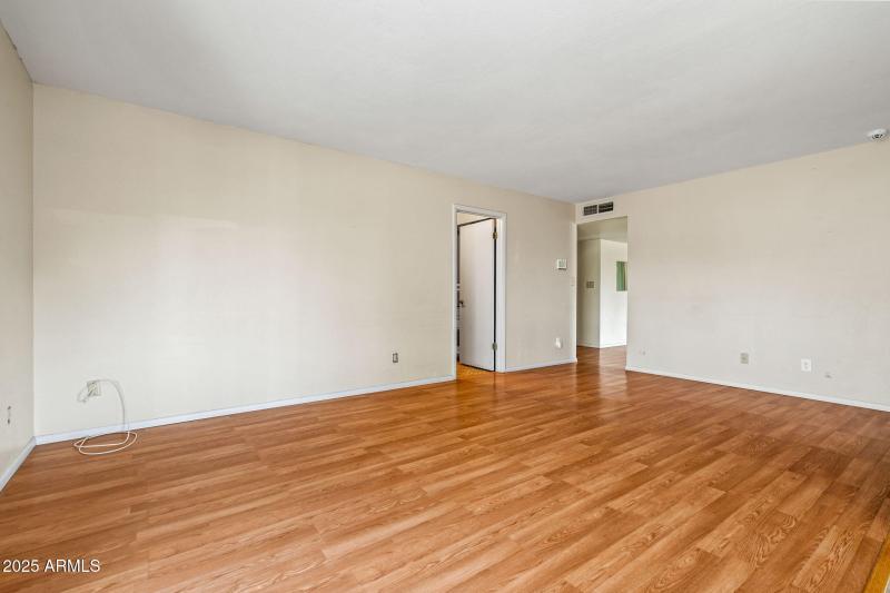 25-web-or-mls-3747 W Aire Libre Ave--21