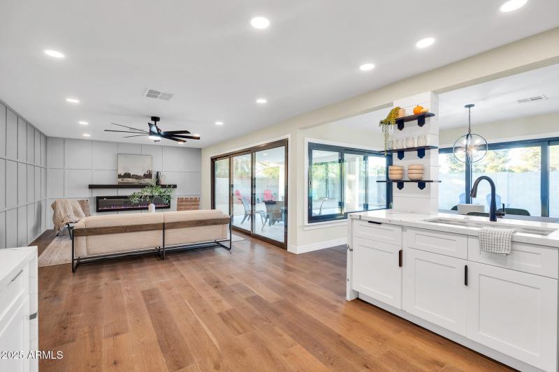 4910 E Shaw Butte Dr-19