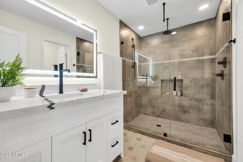 4910 E Shaw Butte Dr-32