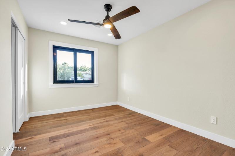 4910 E Shaw Butte Dr-39