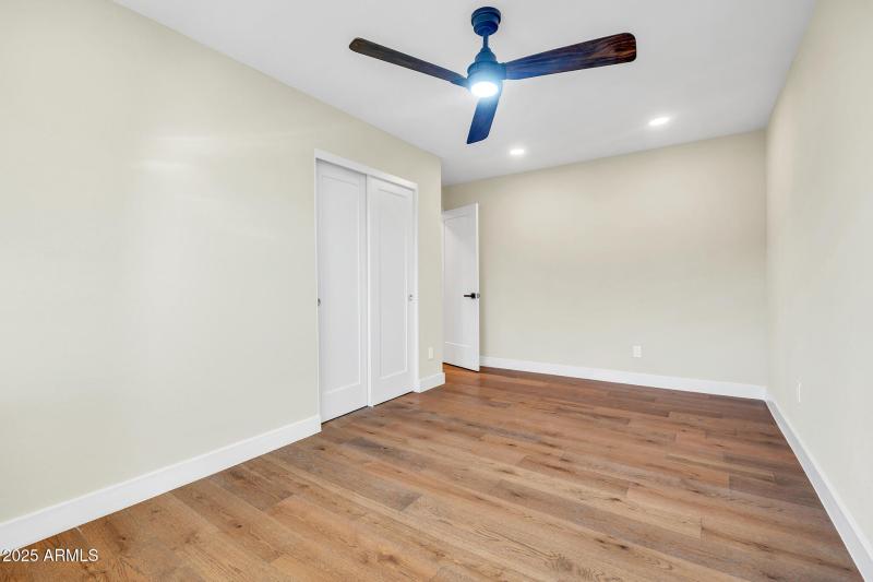 4910 E Shaw Butte Dr-40