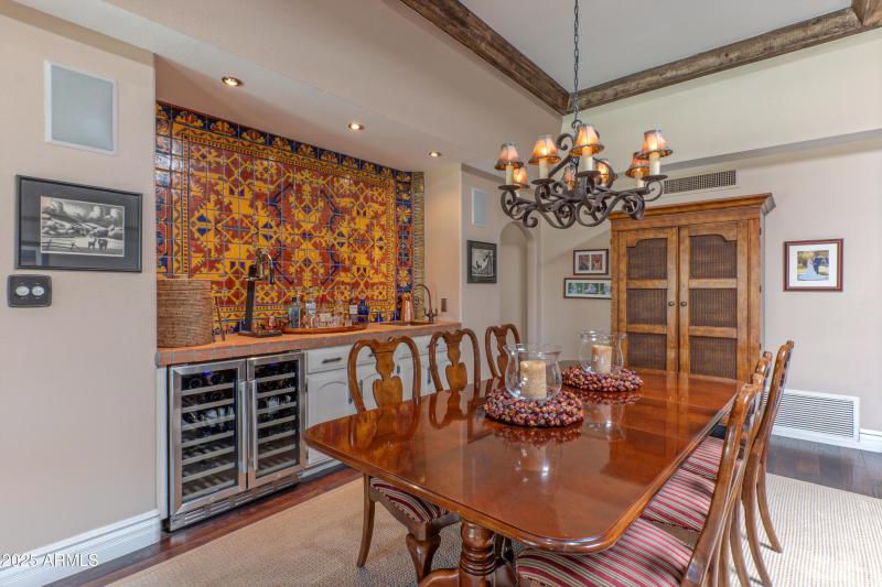 Dining area w wet bar