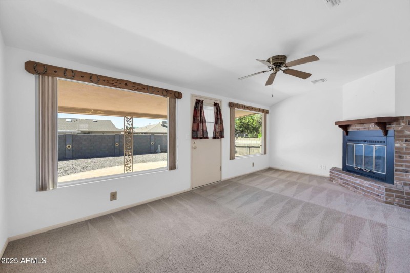 Family Room w Fireplace