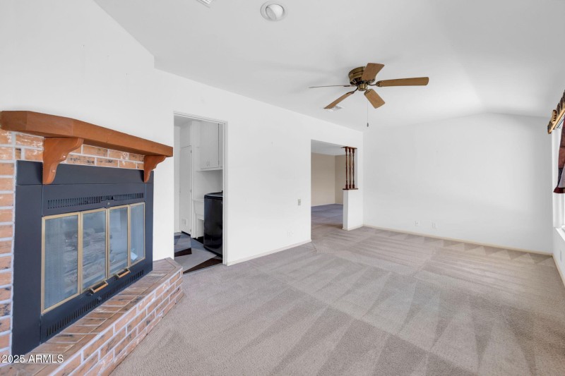 Family Room w Gas Fireplace